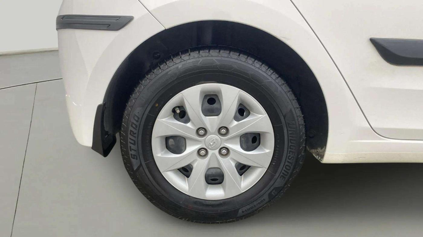 2017 Hyundai Elite i20 SPORTZ 1.2, CNG, Manual, 60,369 km, Right Rear Wheel
