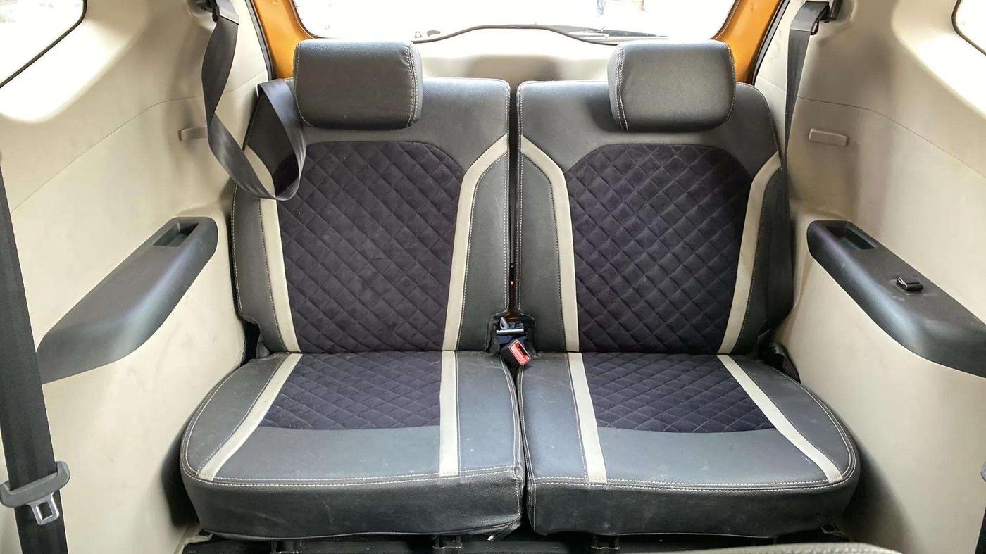 2022 Renault TRIBER RXZ DUAL TONE, Petrol, Manual, 6,403 km, Third Seat Row ( optional )