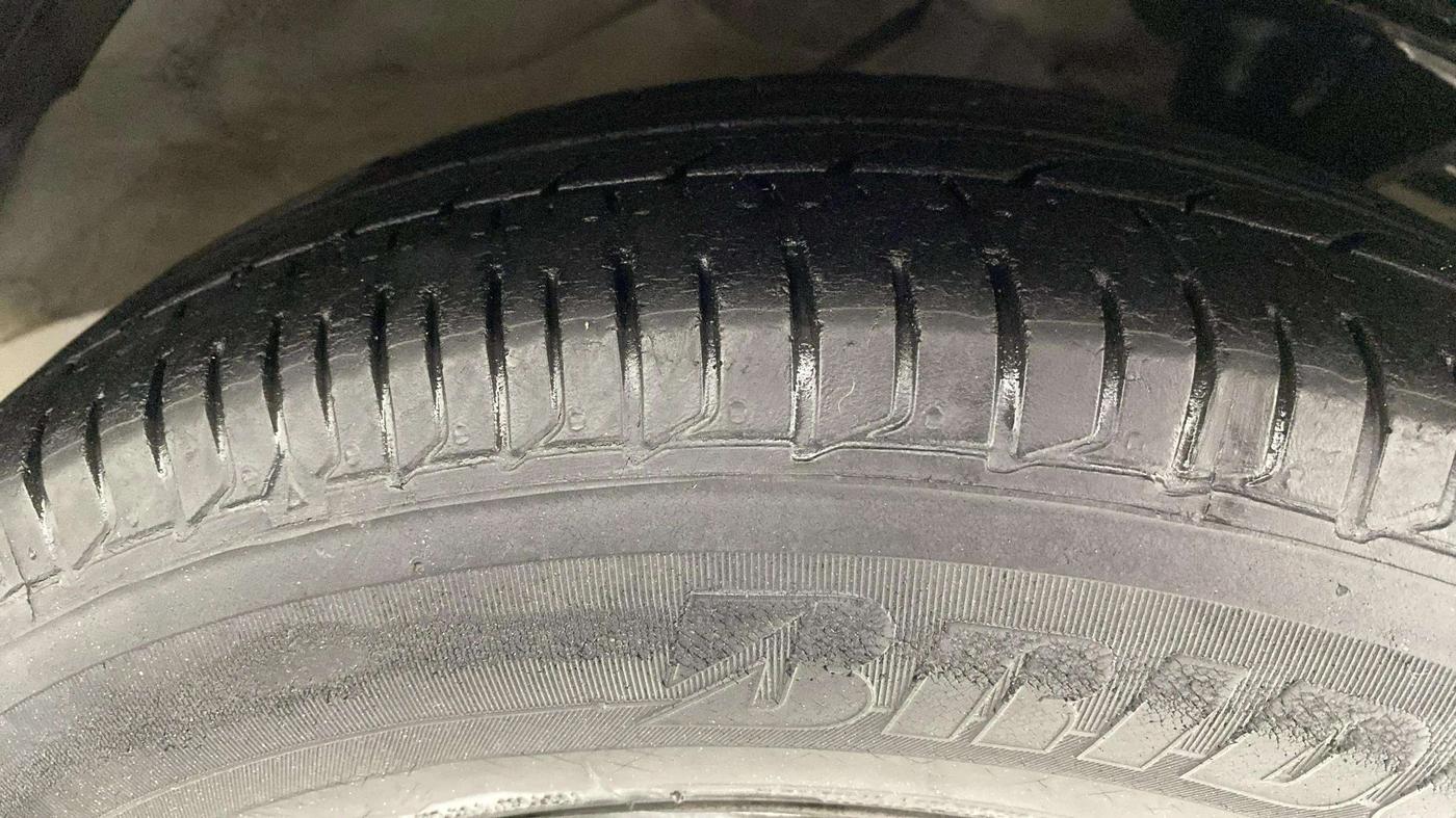 2015 Hyundai i10 MAGNA 1.1, Petrol, Manual, 67,040 km, Right Front Tyre Tread