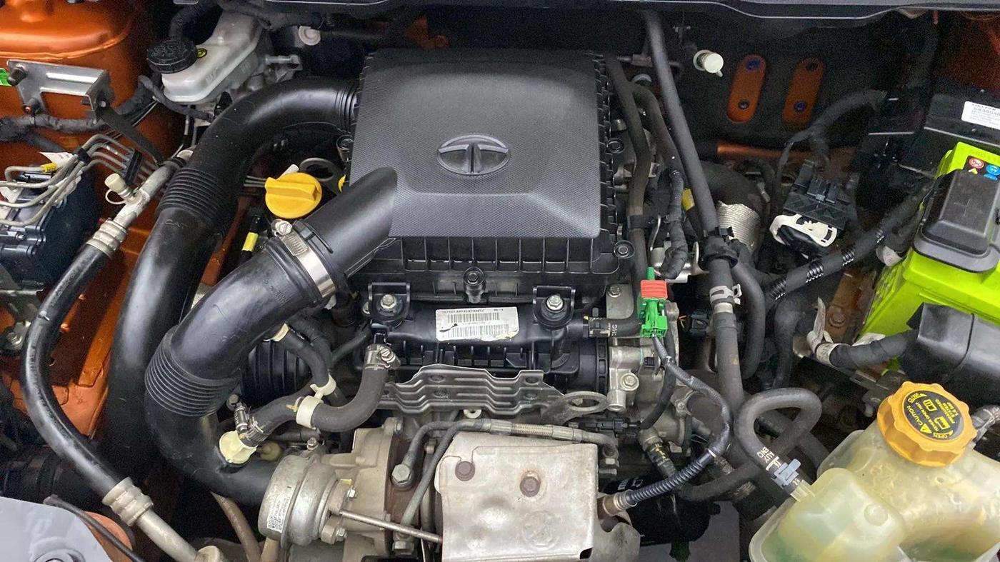 2018 Tata NEXON XZA PLUS PETROL DUAL TONE, Petrol, Automatic, 32,600 km, Open Bonet