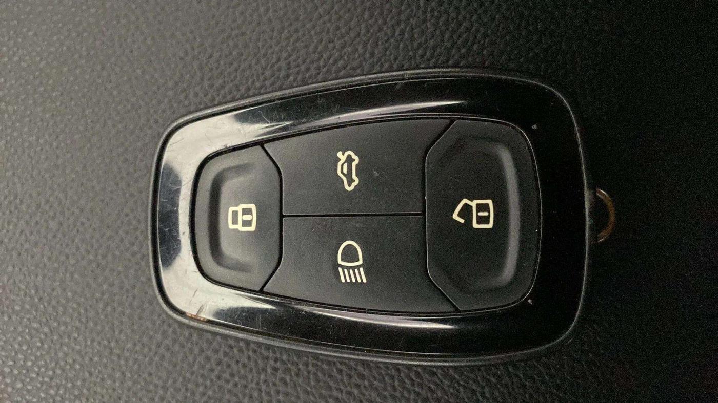 2018 Tata NEXON XZA PLUS PETROL DUAL TONE, Petrol, Automatic, 32,600 km, Key Close Up