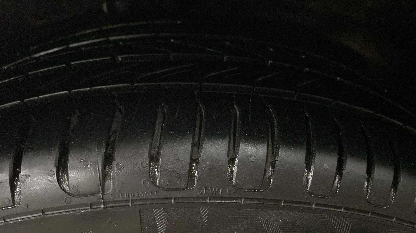 2020 Maruti Ciaz ALPHA  AT 1.5 SHVS PETROL, Petrol, Automatic, 63,047 km, Right Front Tyre Tread