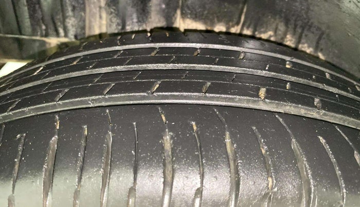 2015 Maruti Swift ZXI, Petrol, Manual, 60,619 km, Right Rear Tyre Tread