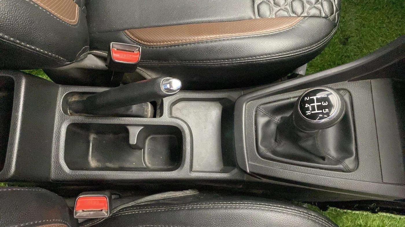 2022 Maruti BREZZA LXI SMART HYBRID, Petrol, Manual, 35,861 km, Gear Lever