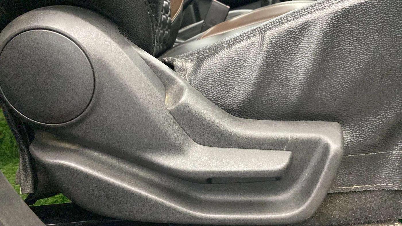 2022 Maruti BREZZA LXI SMART HYBRID, Petrol, Manual, 35,861 km, Driver Side Adjustment Panel