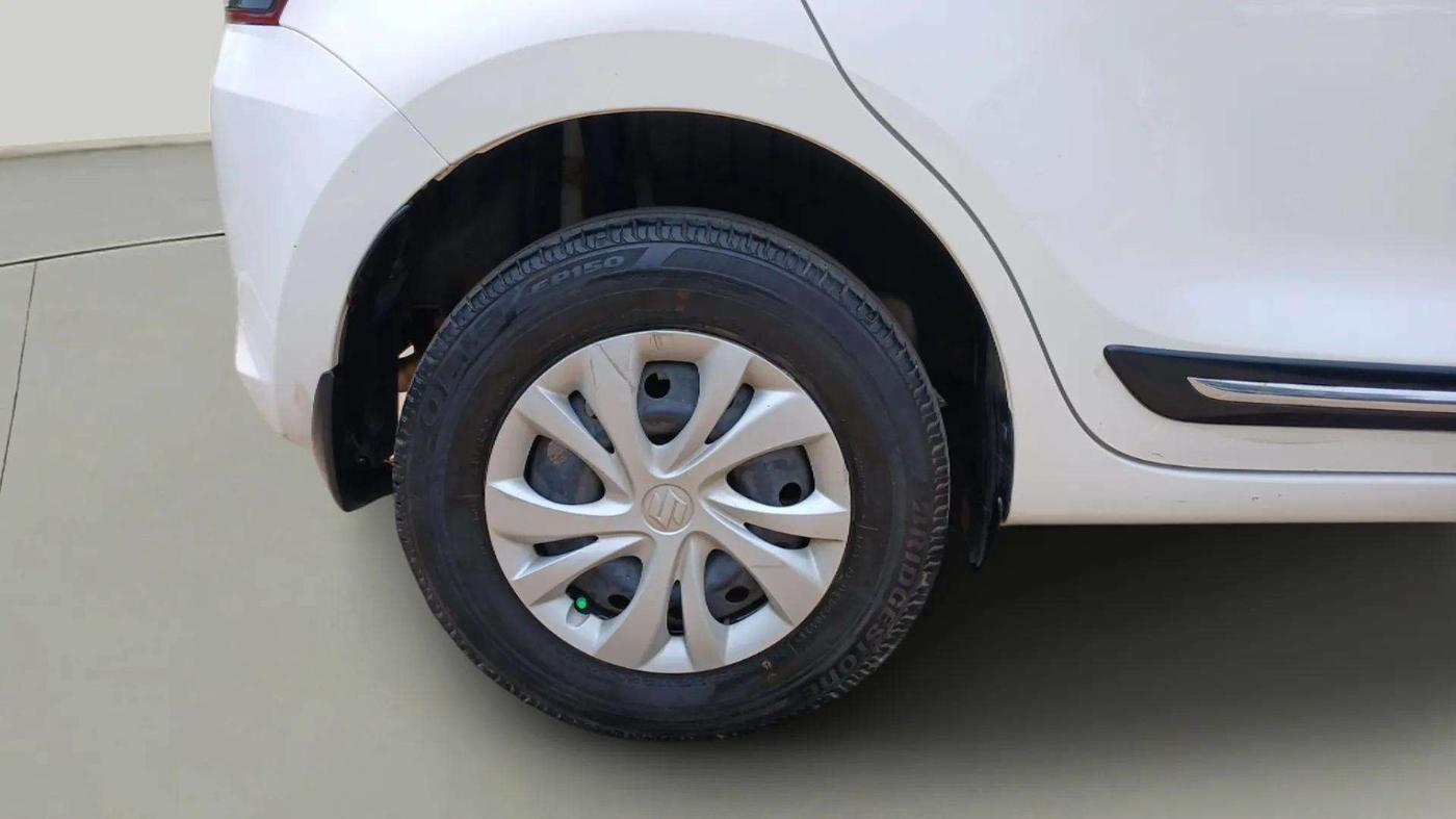2021 Maruti Swift VXI, Petrol, Manual, 45,967 km, Right Rear Wheel