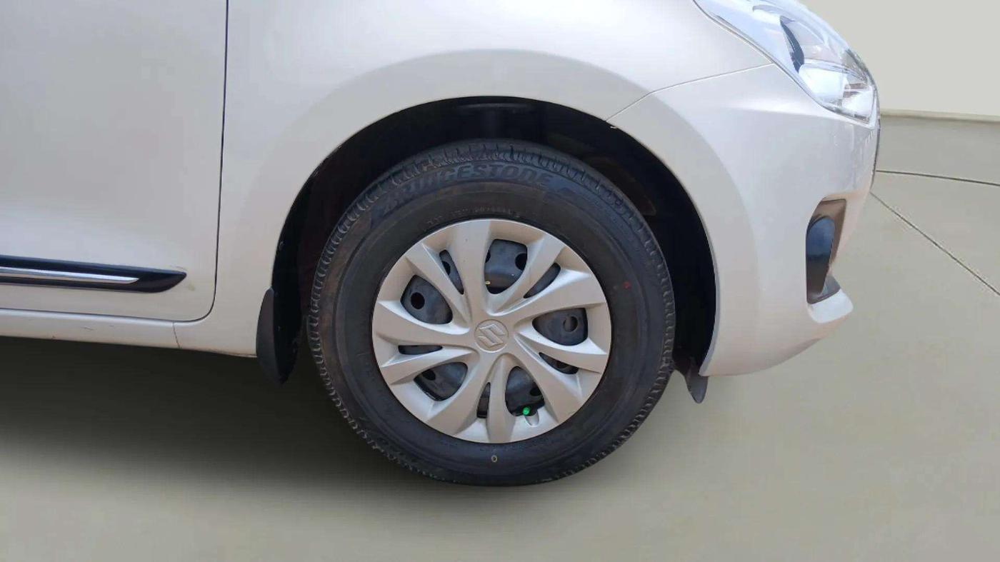 2021 Maruti Swift VXI, Petrol, Manual, 45,967 km, Right Front Wheel