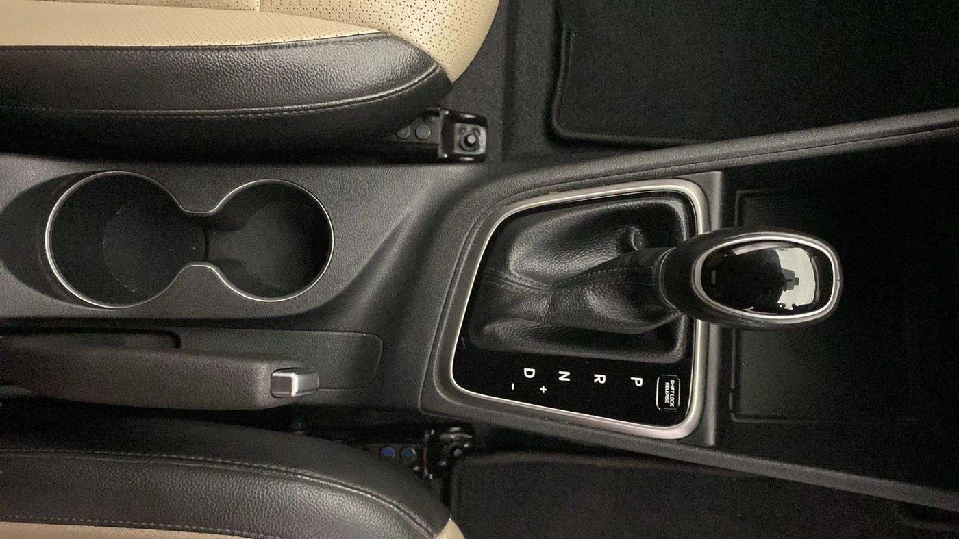 2018 Hyundai Verna 1.6 VTVT SX (O) AT, Petrol, Automatic, 79,877 km, Gear Lever