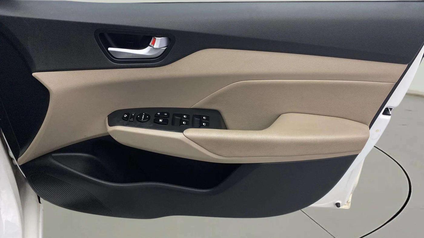 2018 Hyundai Verna 1.6 VTVT SX (O) AT, Petrol, Automatic, 79,877 km, Driver Side Door Panels Control