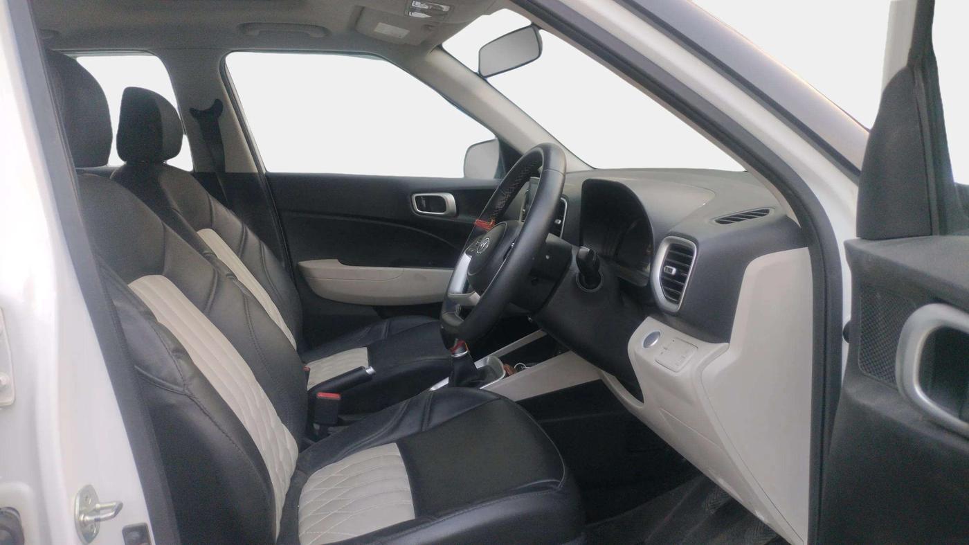 2024 Hyundai VENUE SX 1.5 CRDI, Diesel, Manual, 17,314 km, Right Side Front Door Cabin