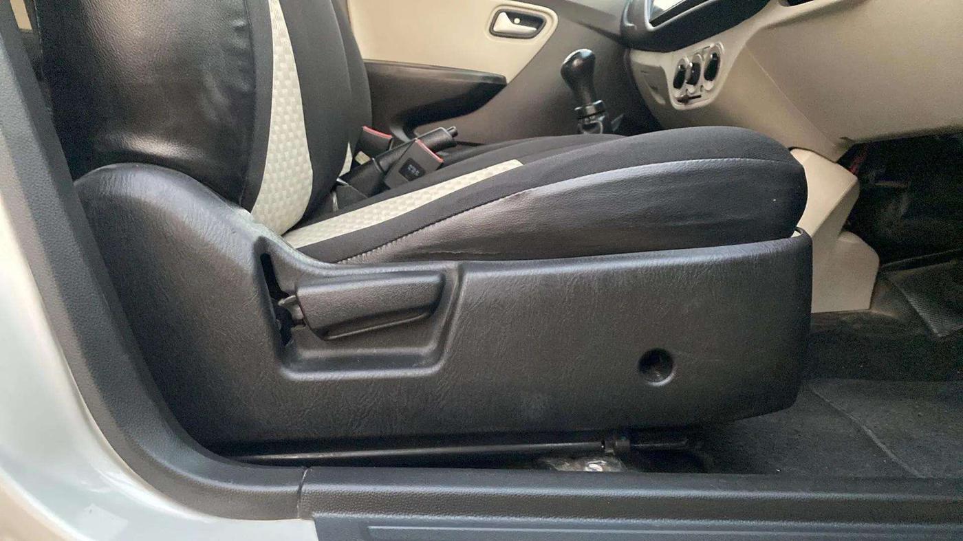 2019 Maruti Alto LXI CNG, CNG, Manual, 39,404 km, Driver Side Adjustment Panel