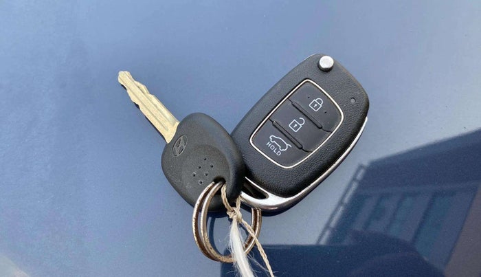 2020 Hyundai VENUE S 1.2, Petrol, Manual, 27,056 km, Key Close Up