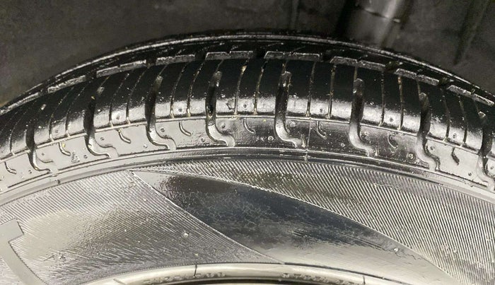 2016 Renault Kwid RXL, Petrol, Manual, 52,803 km, Left Rear Tyre Tread