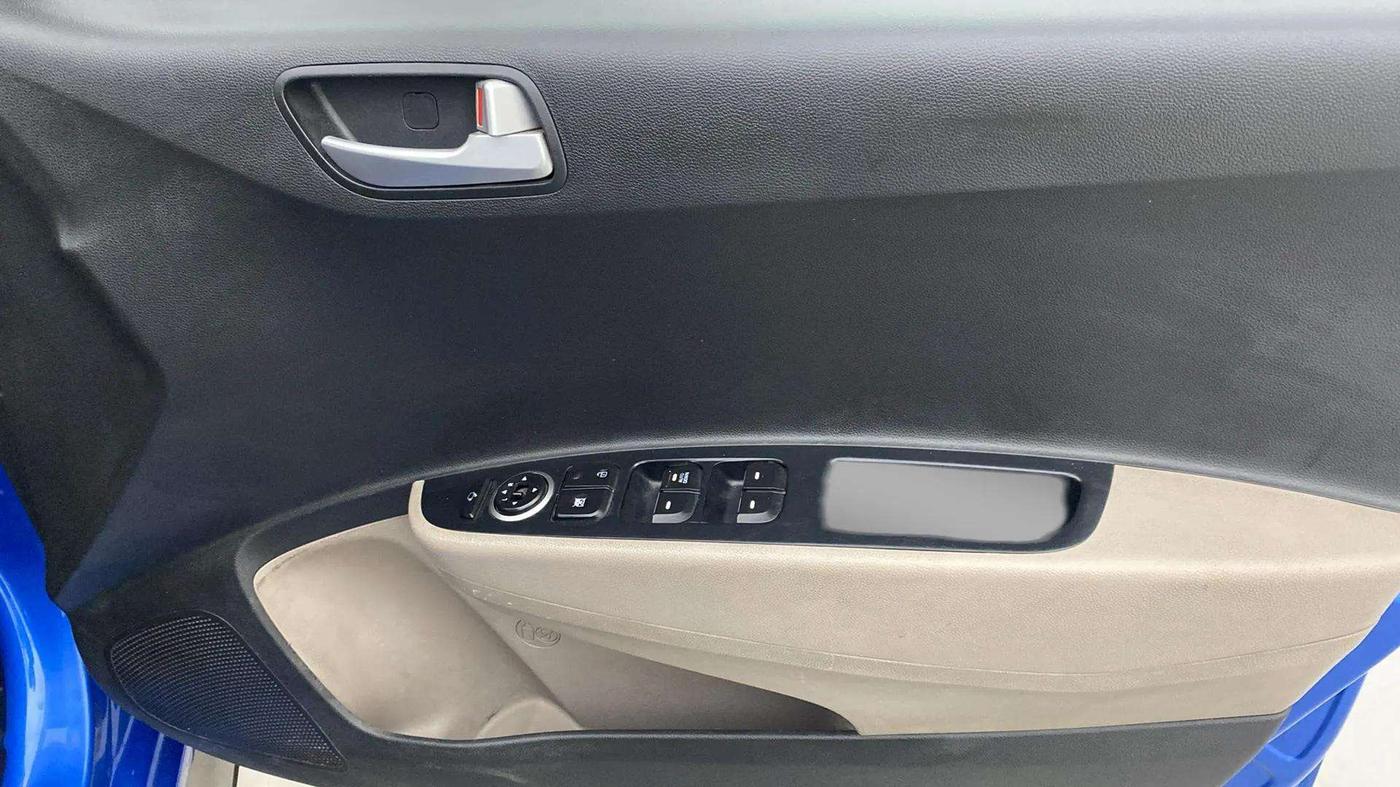 2018 Hyundai Grand i10 SPORTZ AT 1.2 KAPPA VTVT, Petrol, Automatic, 30,669 km, Driver Side Door Panels Control