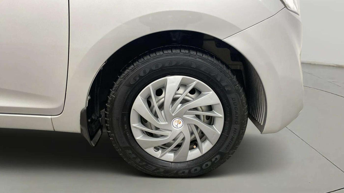 2014 Hyundai Eon D-LITE+, Petrol, Manual, 26,250 km, Right Front Wheel