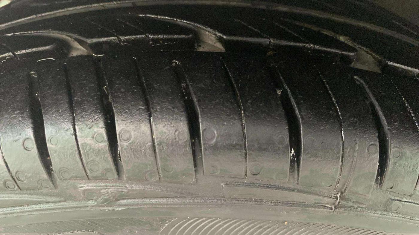 2014 Hyundai Eon D-LITE+, Petrol, Manual, 26,250 km, Left Front Tyre Tread