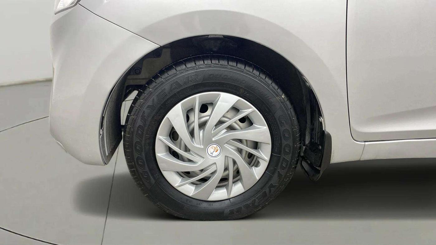 2014 Hyundai Eon D-LITE+, Petrol, Manual, 26,250 km, Left Front Wheel