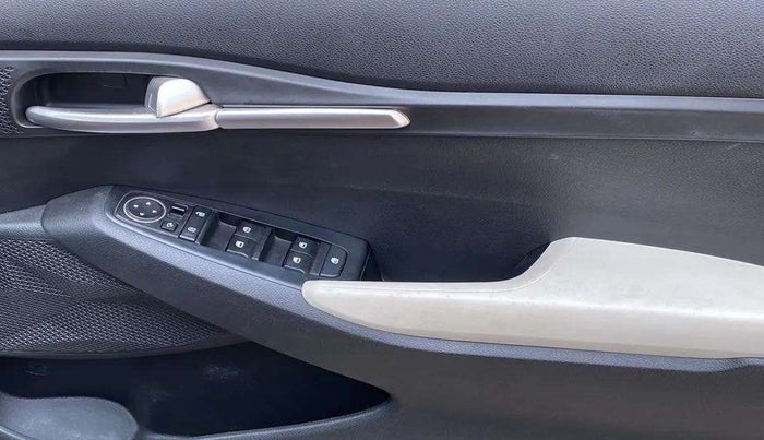 2022 KIA SELTOS HTK PLUS 1.5 IMT, Petrol, Manual, 28,967 km, Driver Side Door Panels Control