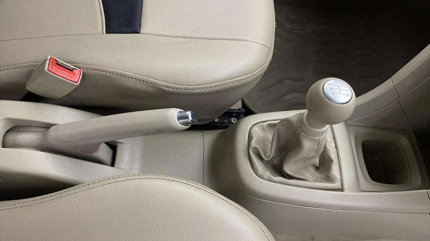 2017 Maruti Swift Dzire VXI, Petrol, Manual, 35,594 km, Gear Lever