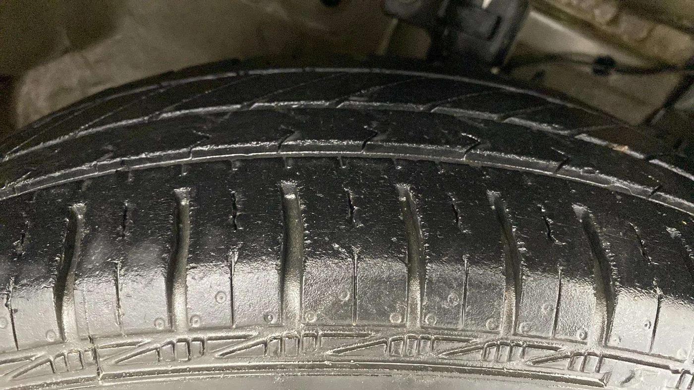 2017 Maruti Swift Dzire VXI, Petrol, Manual, 35,594 km, Right Front Tyre Tread