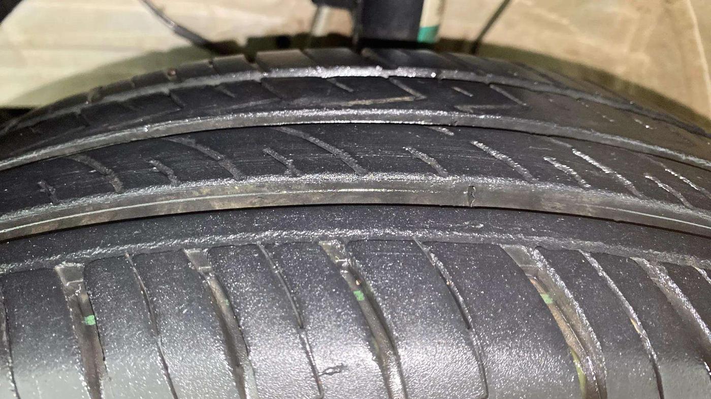 2023 Maruti Swift VXI, Petrol, Manual, 17,684 km, Left Front Tyre Tread