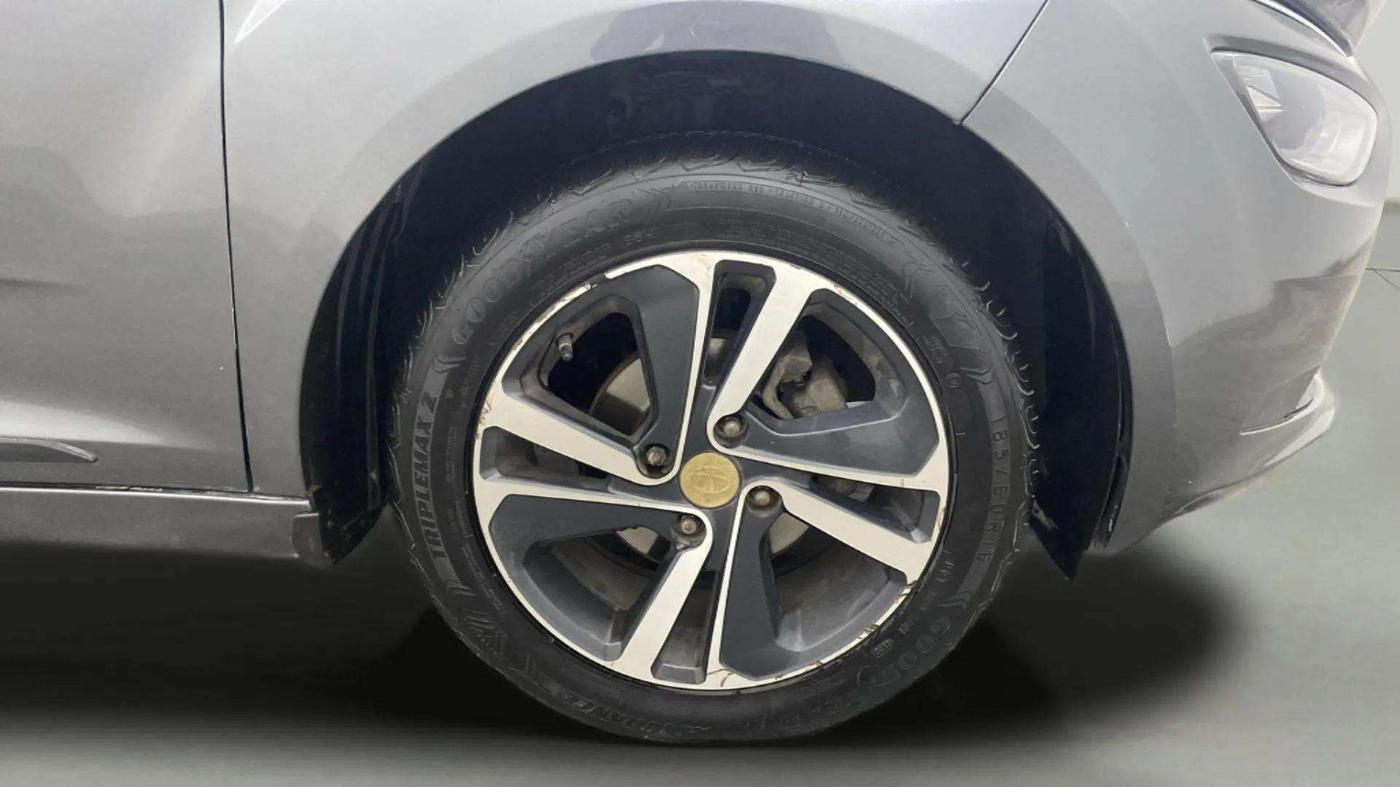 2022 Tata ALTROZ XZ DIESEL, Diesel, Manual, 67,563 km, Right Front Wheel