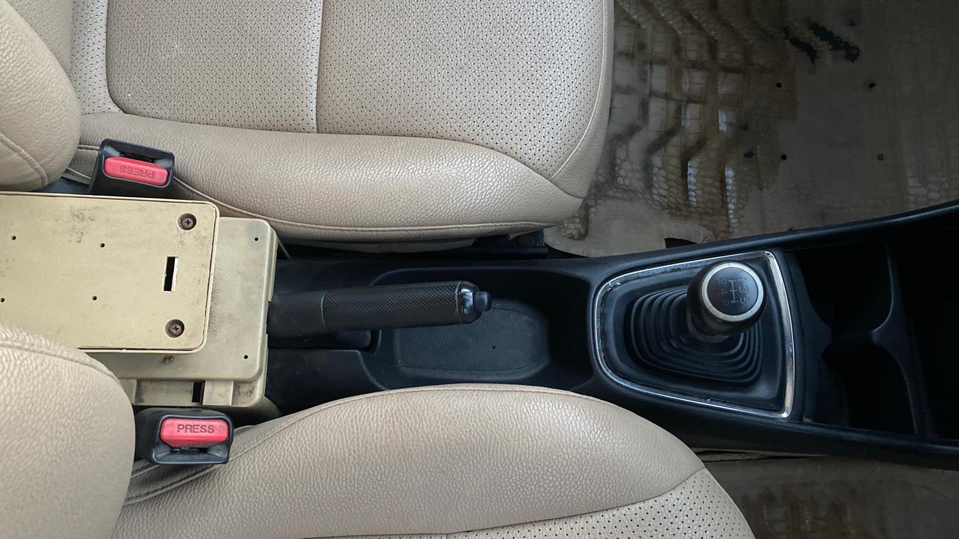 2018 Honda Amaze 1.2L I-VTEC VX, Petrol, Manual, 1,00,373 km, Gear Lever