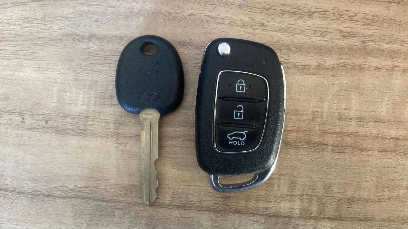 2019 Hyundai VENUE S 1.2, Petrol, Manual, 31,994 km, Key Close Up
