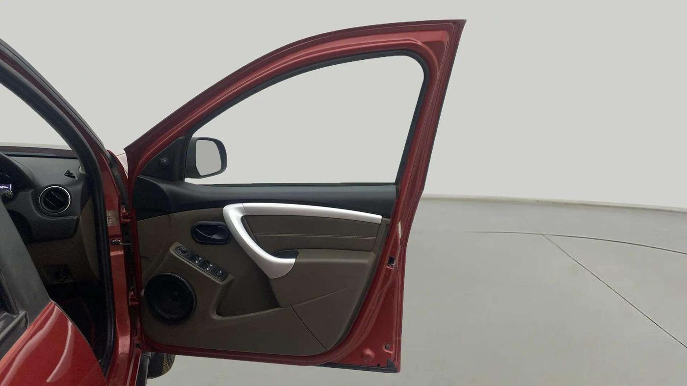 2018 Renault Duster RXS PETROL, Petrol, Manual, 46,760 km, RHS Front Door
