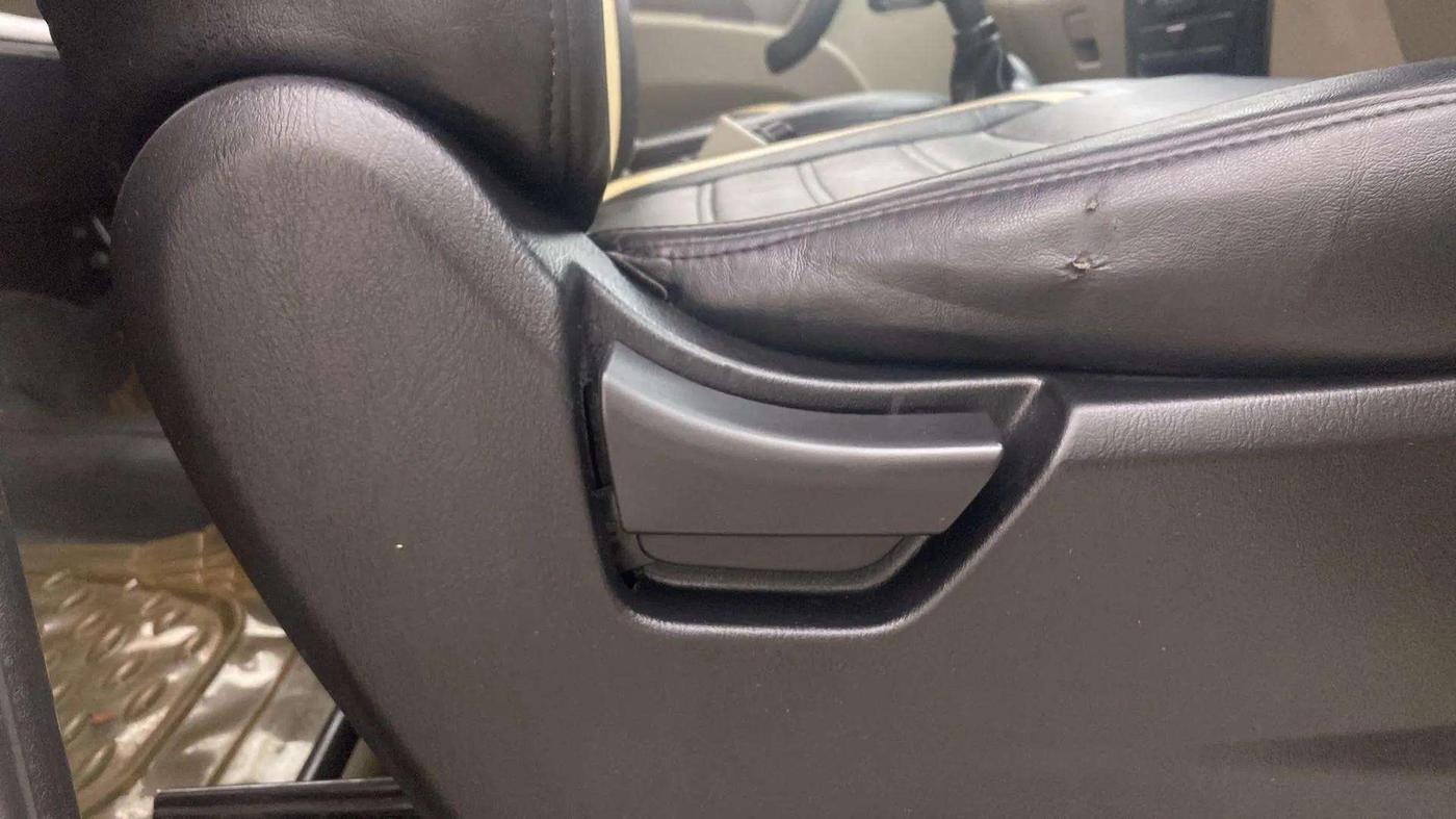 2018 Mahindra Scorpio S5, Diesel, Manual, 97,701 km, Driver Side Adjustment Panel