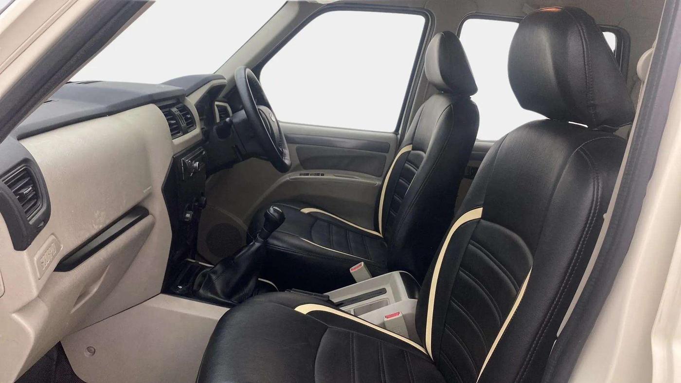 2018 Mahindra Scorpio S5, Diesel, Manual, 97,701 km, Right Side Front Door Cabin