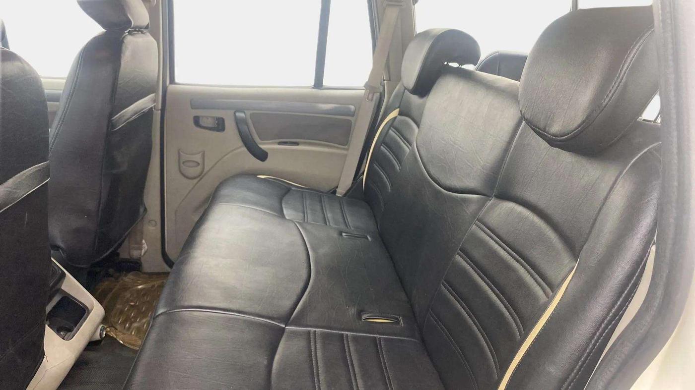 2018 Mahindra Scorpio S5, Diesel, Manual, 97,701 km, Right Side Rear Door Cabin