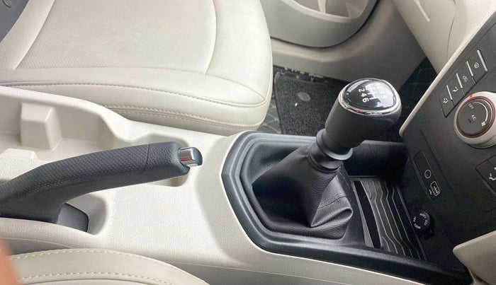 2021 Mahindra XUV300 W6 1.2 PETROL, Petrol, Manual, 25,653 km, Gear Lever