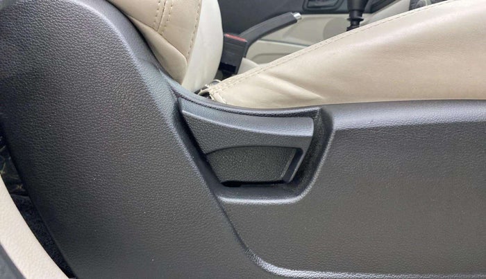 2021 Mahindra XUV300 W6 1.2 PETROL, Petrol, Manual, 25,653 km, Driver Side Adjustment Panel