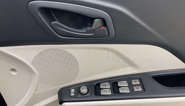 2021 Mahindra XUV300 W6 1.2 PETROL, Petrol, Manual, 25,653 km, Driver Side Door Panels Control