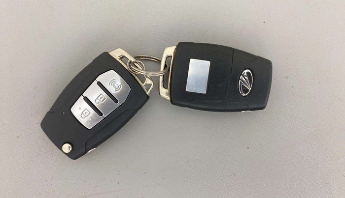 2021 Mahindra XUV300 W6 1.2 PETROL, Petrol, Manual, 25,653 km, Key Close Up