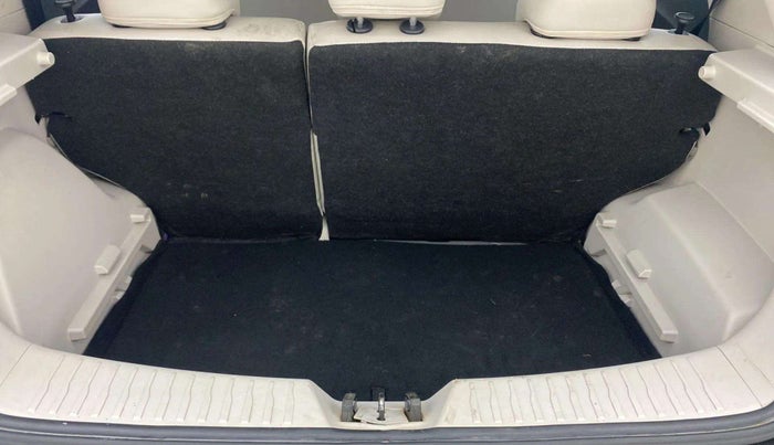 2021 Mahindra XUV300 W6 1.2 PETROL, Petrol, Manual, 25,653 km, Boot Inside