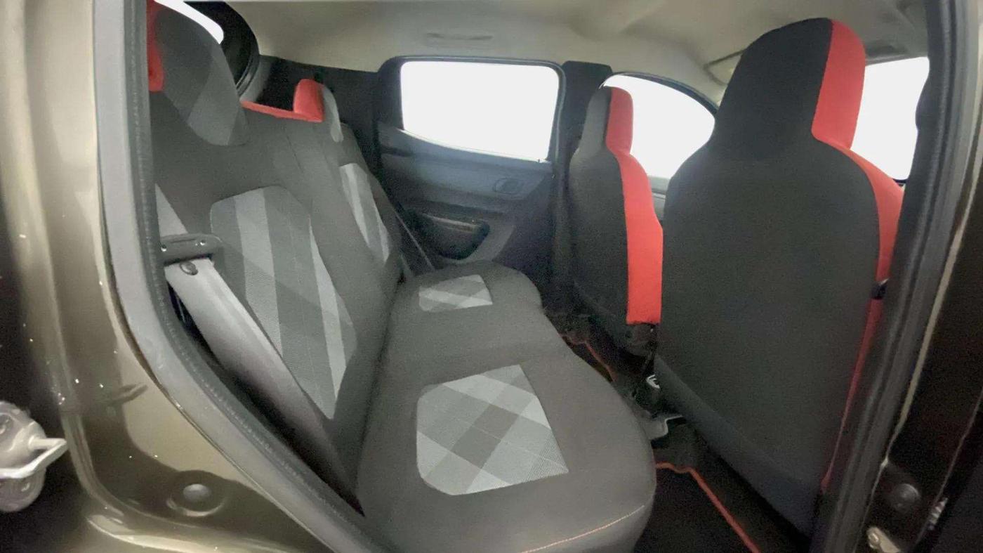 2021 Renault Kwid RXT 1.0 (O), Petrol, Manual, 15,674 km, Right Side Rear Door Cabin