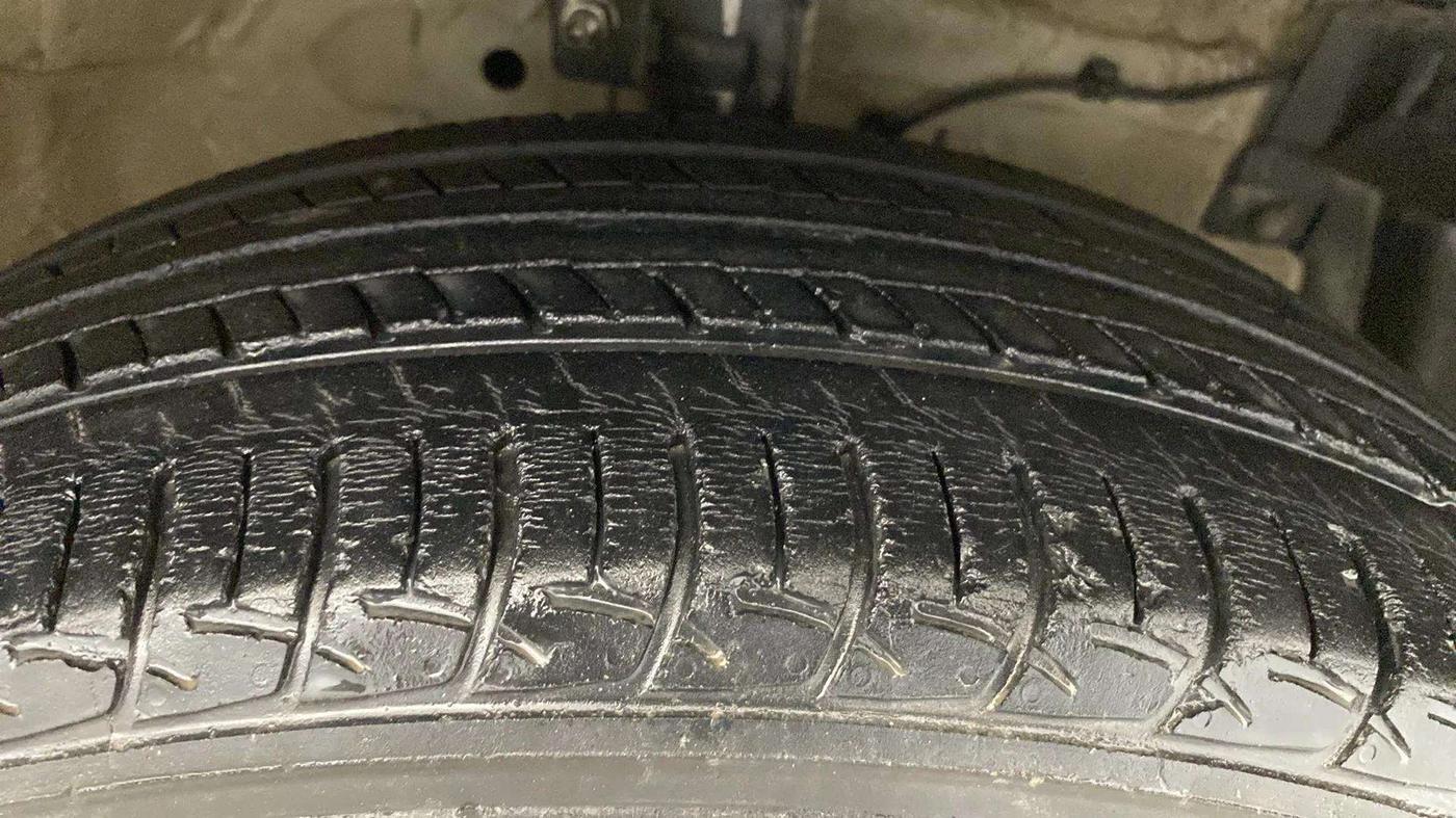 2015 Maruti Swift Dzire ZXI, Petrol, Manual, 63,719 km, Right Front Tyre Tread