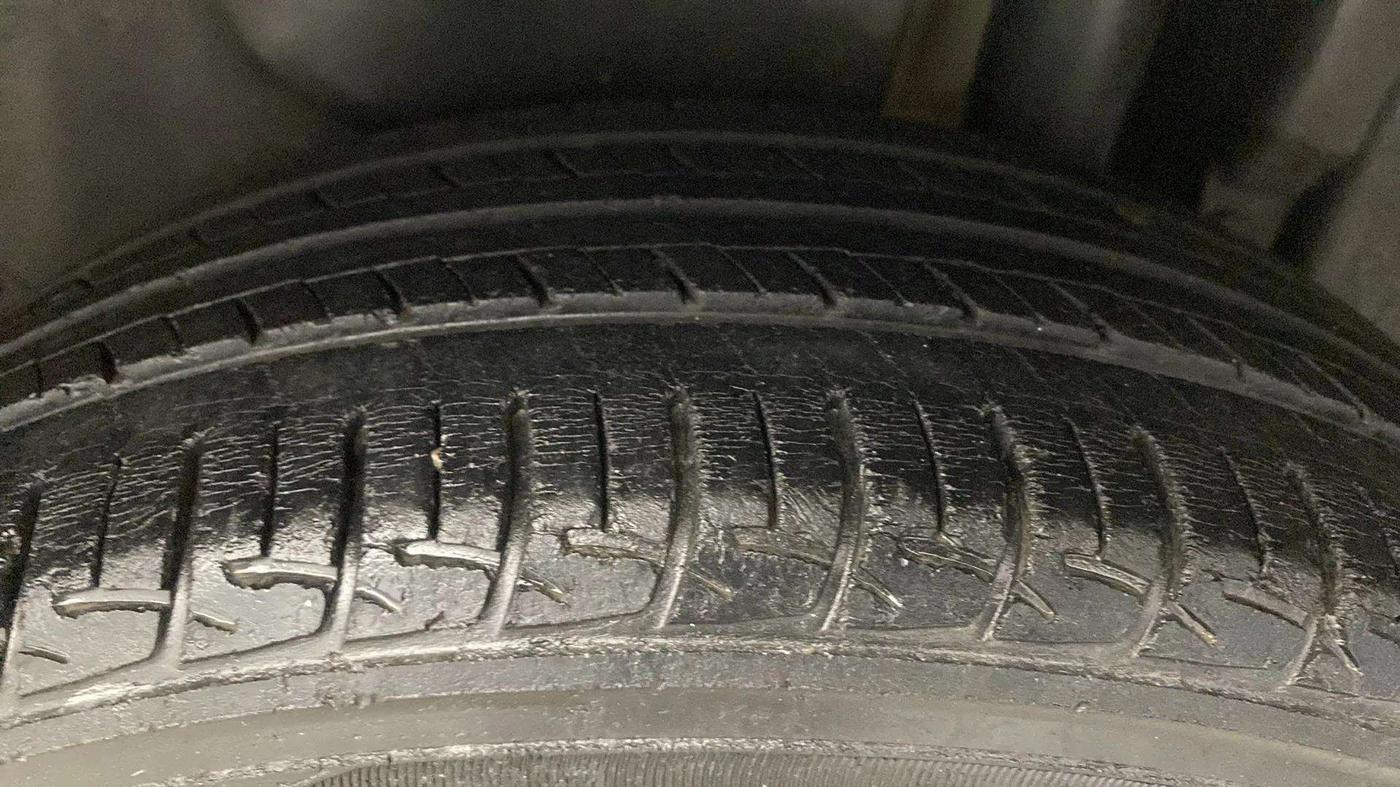 2015 Maruti Swift Dzire ZXI, Petrol, Manual, 63,719 km, Left Rear Tyre Tread