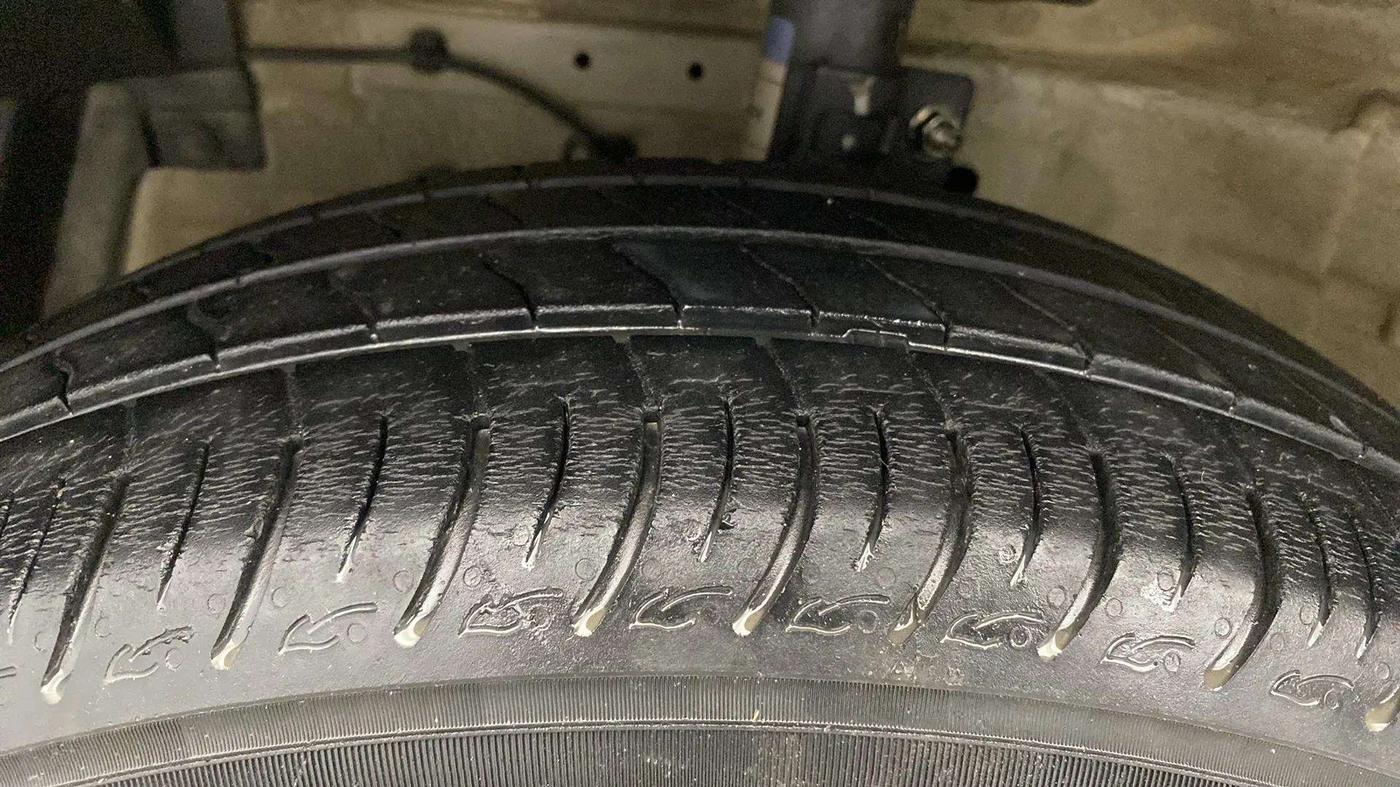 2015 Maruti Swift Dzire ZXI, Petrol, Manual, 63,719 km, Left Front Tyre Tread