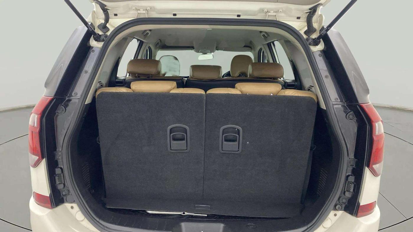 2020 Mahindra XUV500 W5, Diesel, Manual, 48,063 km, Boot Inside