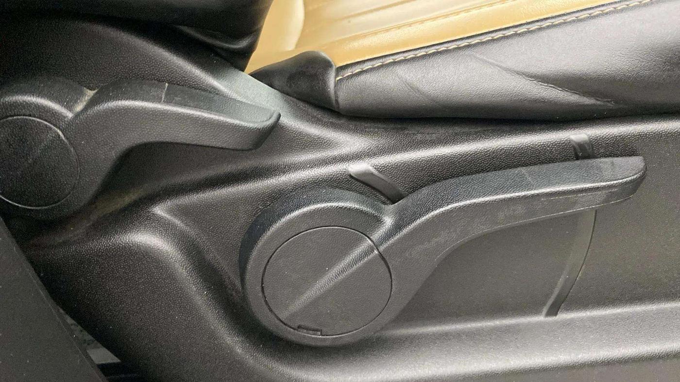 2020 Mahindra XUV500 W5, Diesel, Manual, 48,063 km, Driver Side Adjustment Panel