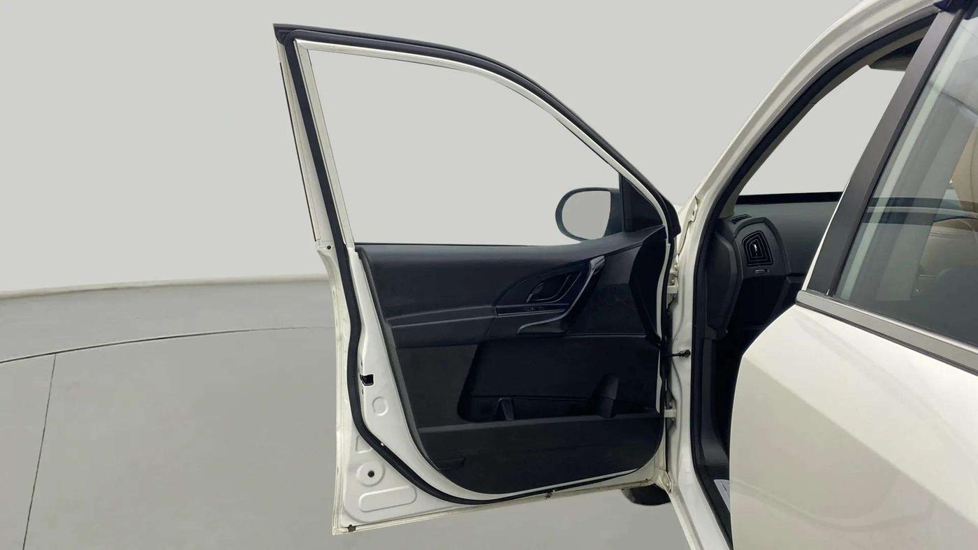 2020 Mahindra XUV500 W5, Diesel, Manual, 48,063 km, LHS Front Door