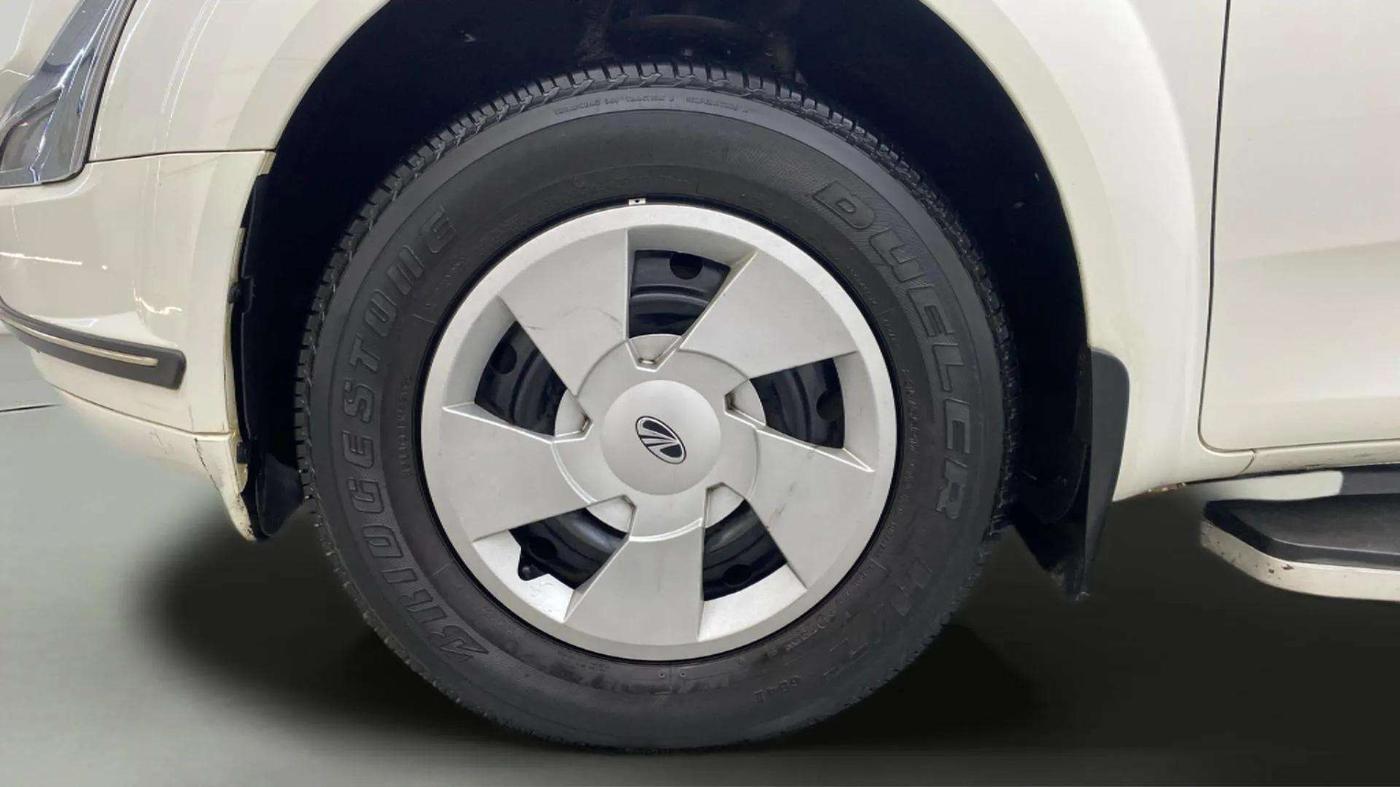 2020 Mahindra XUV500 W5, Diesel, Manual, 48,063 km, Left Front Wheel