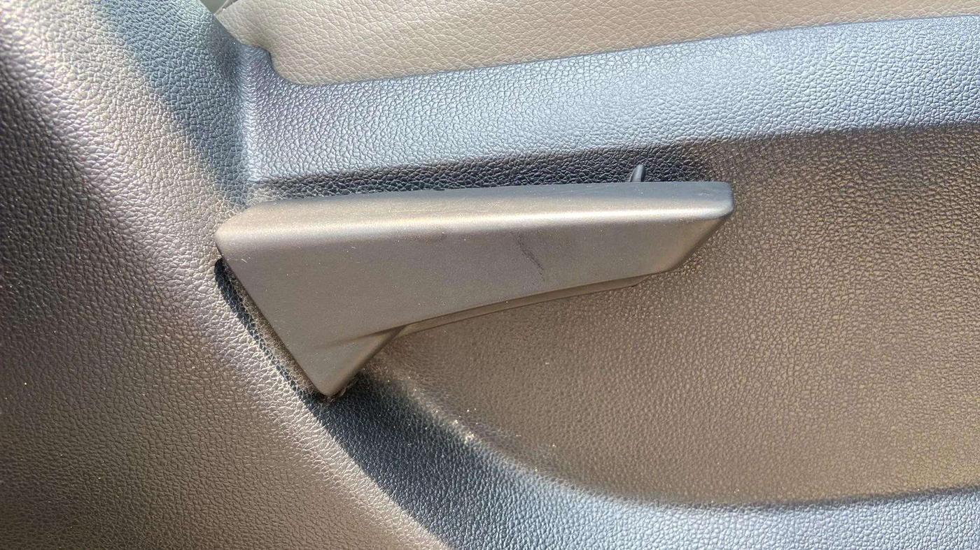 2017 Mahindra Kuv100 K4 6 STR, Petrol, Manual, 64,739 km, Driver Side Adjustment Panel