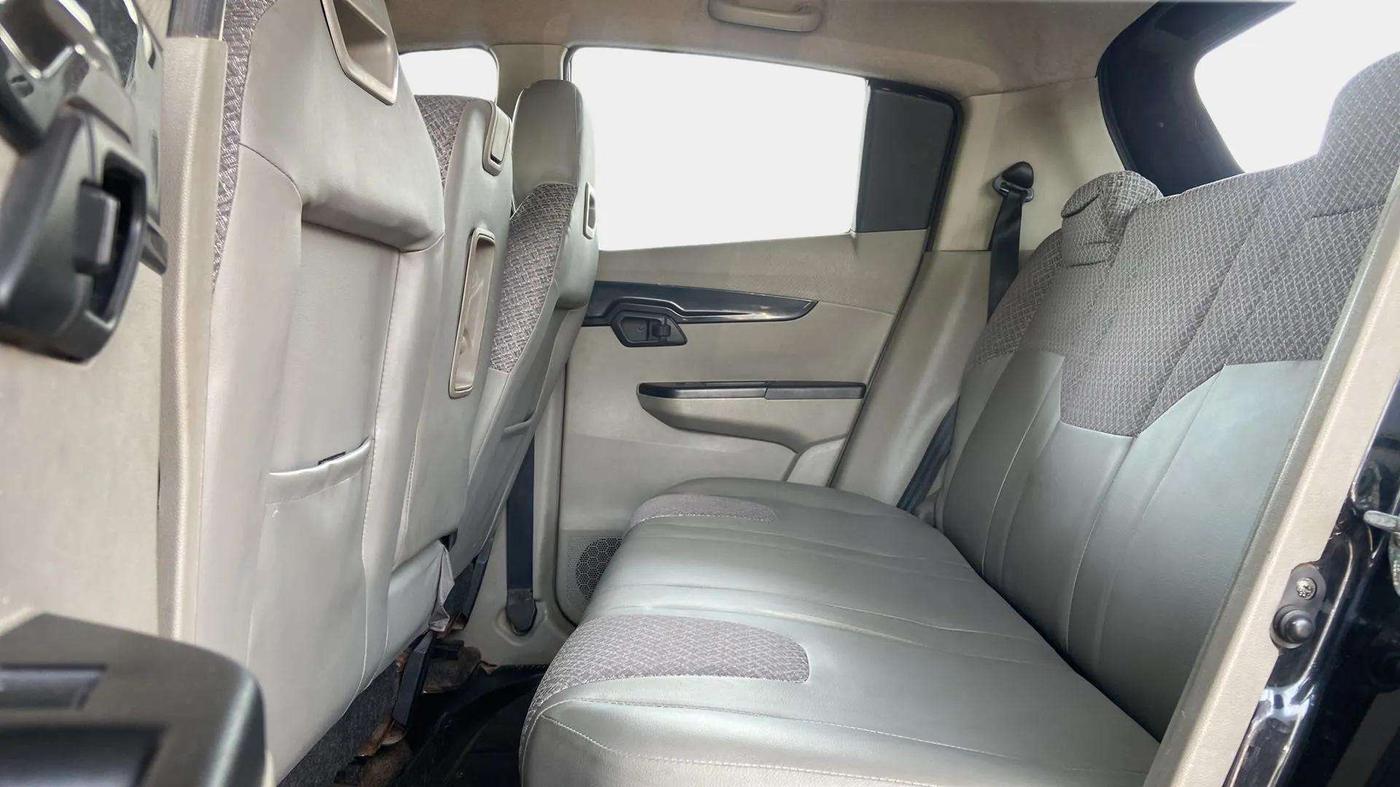 2017 Mahindra Kuv100 K4 6 STR, Petrol, Manual, 64,739 km, Right Side Rear Door Cabin