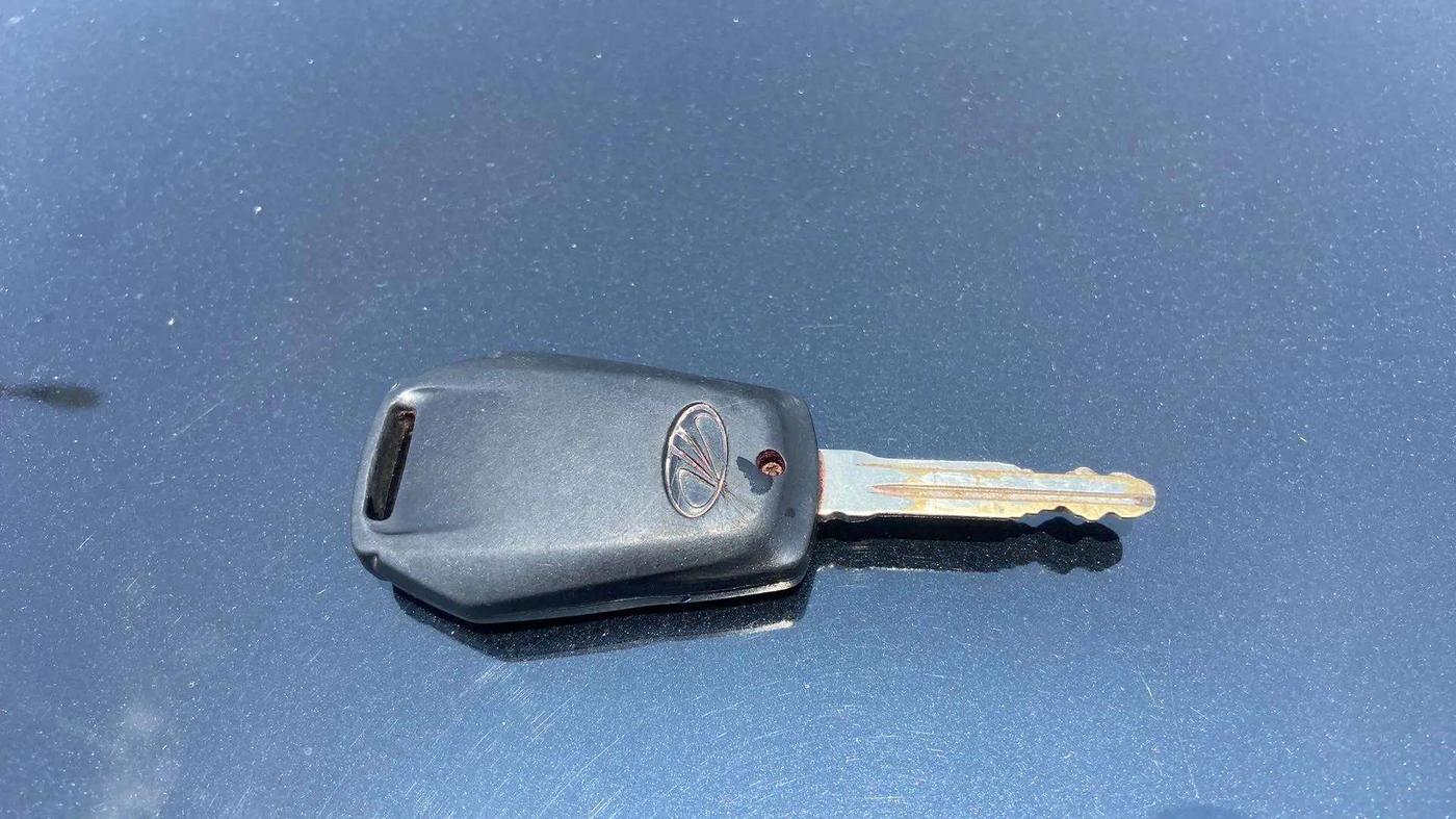 2017 Mahindra Kuv100 K4 6 STR, Petrol, Manual, 64,739 km, Key Close Up