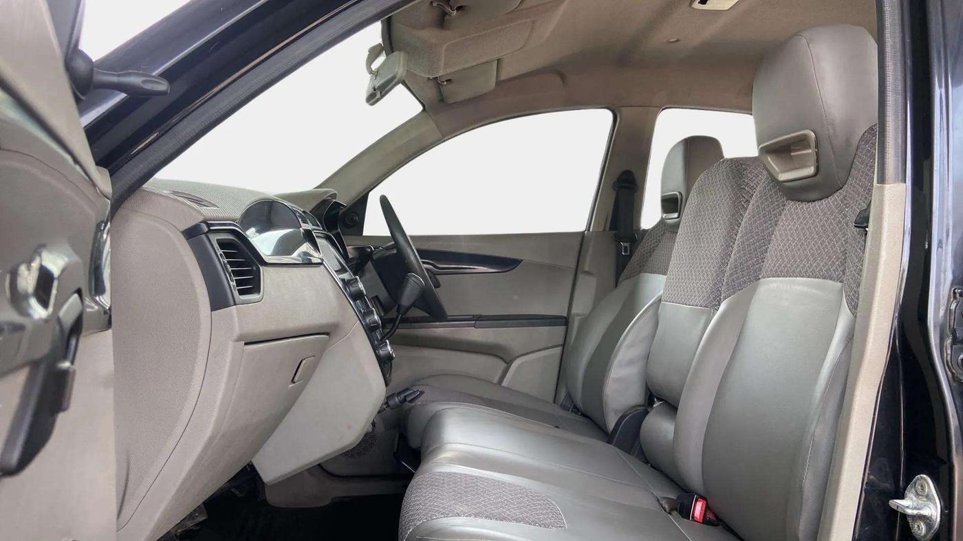 2017 Mahindra Kuv100 K4 6 STR, Petrol, Manual, 64,739 km, Right Side Front Door Cabin