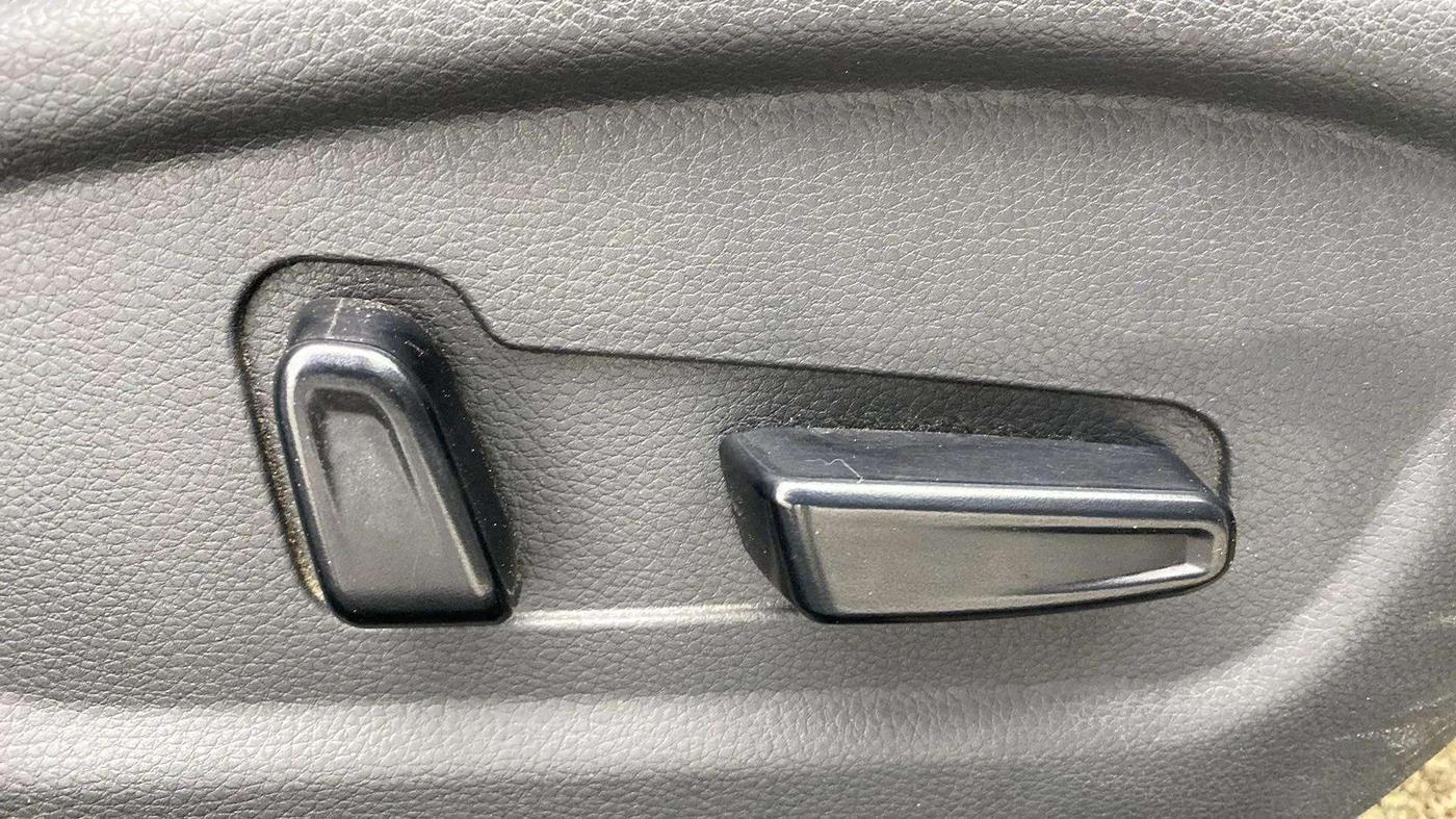 2022 KIA SELTOS HTX PLUS 1.5 DIESEL DUAL TONE, Diesel, Manual, 54,239 km, Driver Side Adjustment Panel